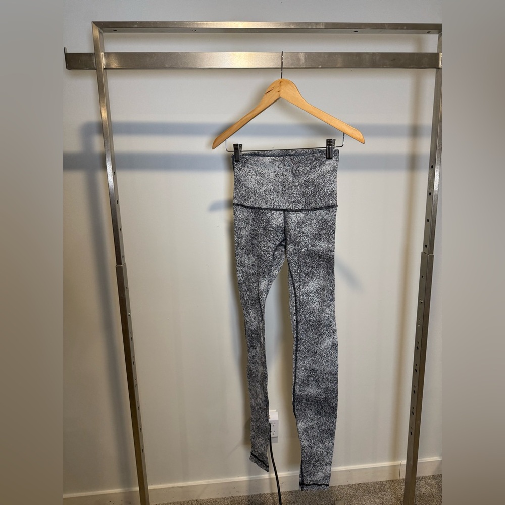 Lululemon High-Waisted Leggings 🍒🤍 - Picture 2 of 4